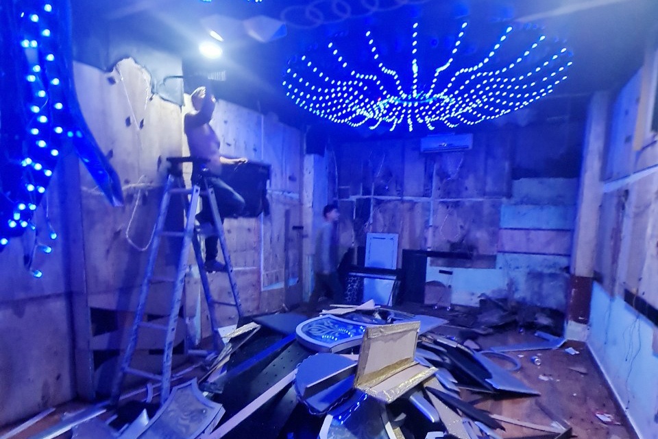 chay quan karaoke anh 2