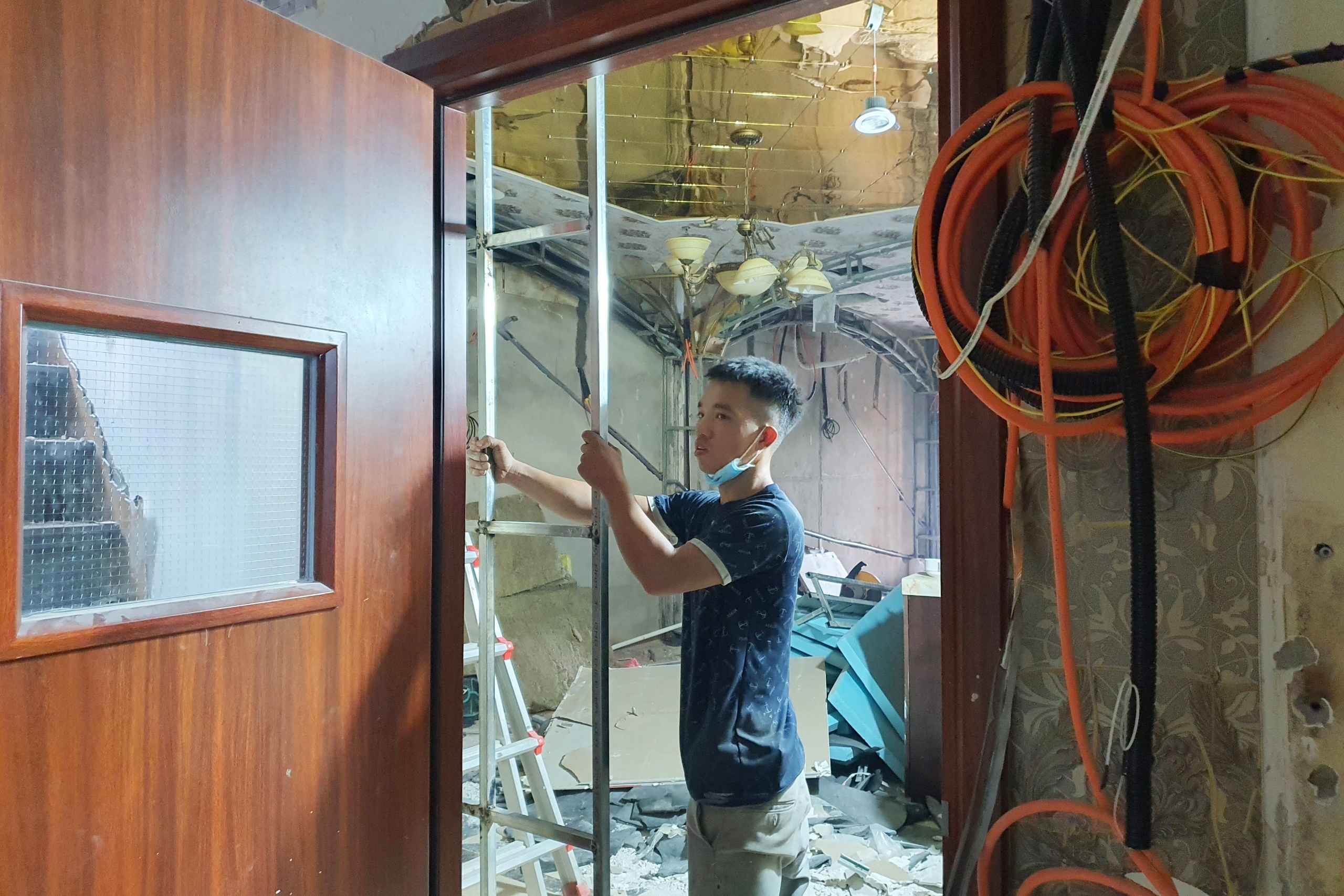 Cong an TP.HCM ly giai ve quy dinh gay kho cho cac quan karaoke hinh anh