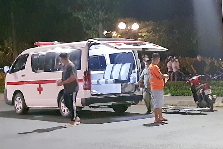 Nguoi dan ong thiet mang khi roi cau Rach Mieu hinh anh