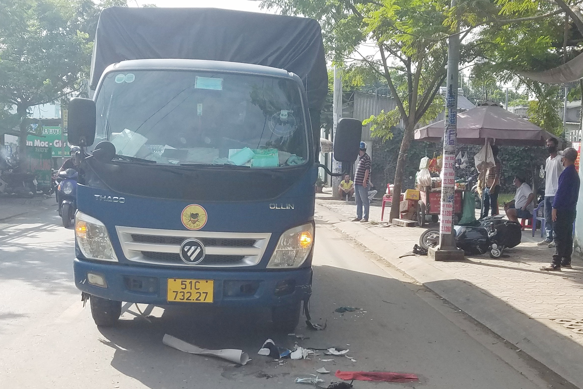 Hai chi em o TP.HCM bi xe tai tong khi dang di hoc hinh anh