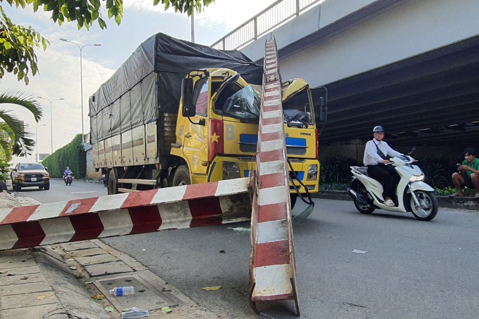 Xe tai huc sap thanh chan cau o TP.HCM hinh anh
