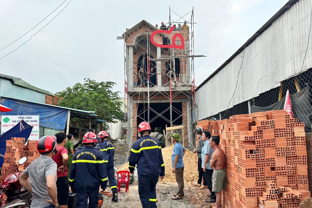 Sap gian giao cong trinh, canh sat cat be tong giai cuu cong nhan hinh anh