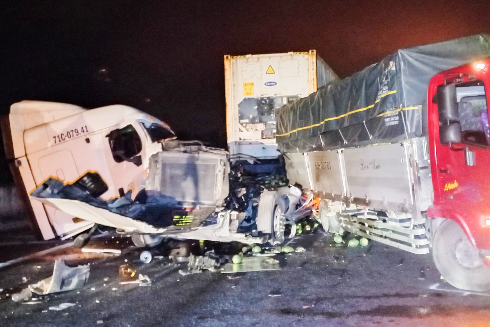 Cabin xe dau keo vang xuong duong sau tai nan tren cao toc hinh anh