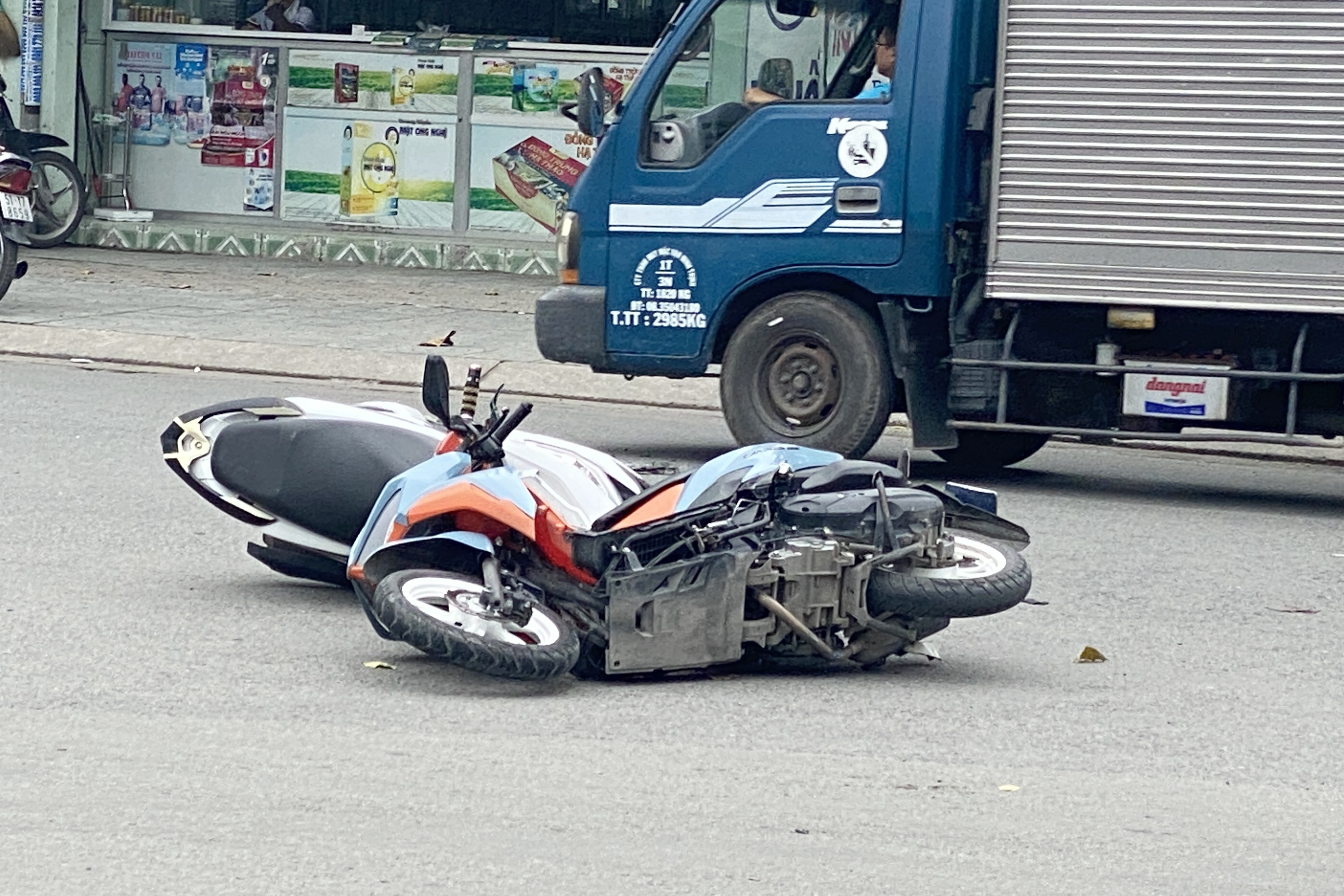 Thieu nien 17 tuoi chay xe may gay tai nan lien hoan o TP.HCM hinh anh