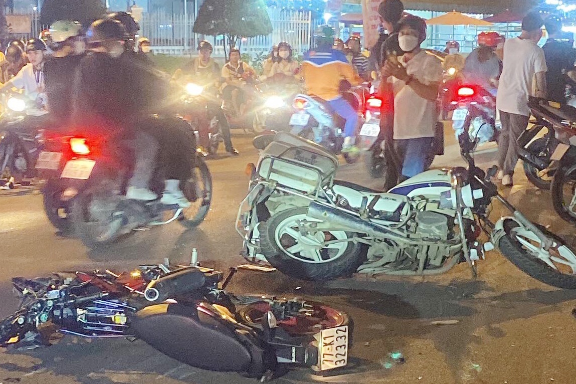 Moto CSGT va 2 xe may va cham, mot nguoi chet o TP.HCM hinh anh