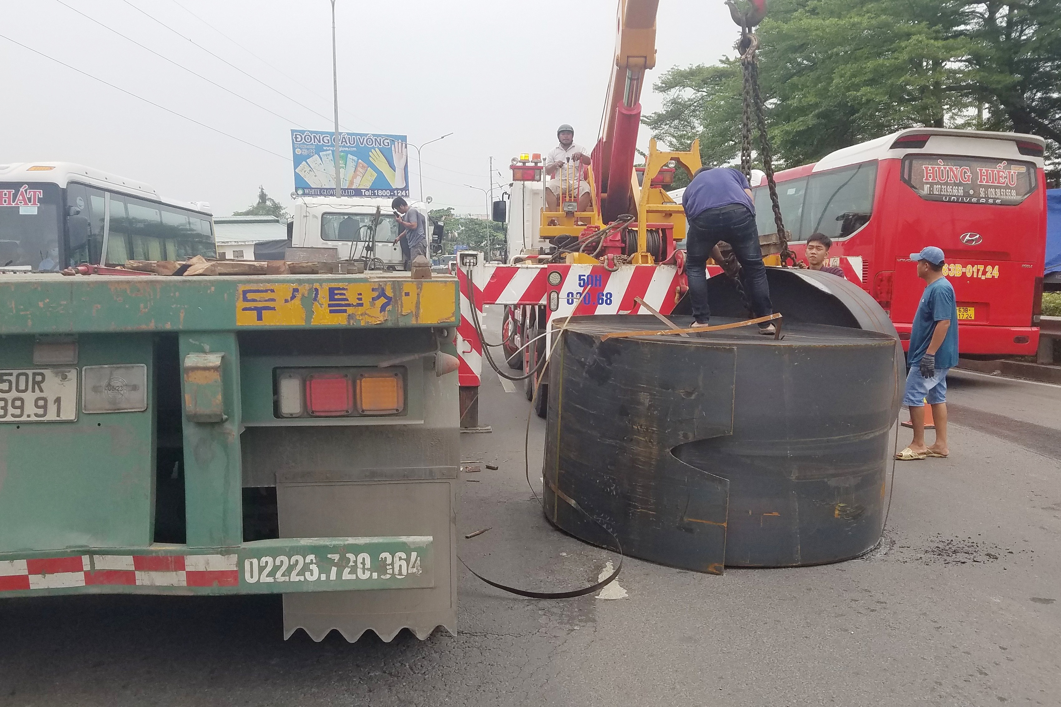 Hai cuon thep tren xe dau keo roi xuong duong o TP.HCM hinh anh