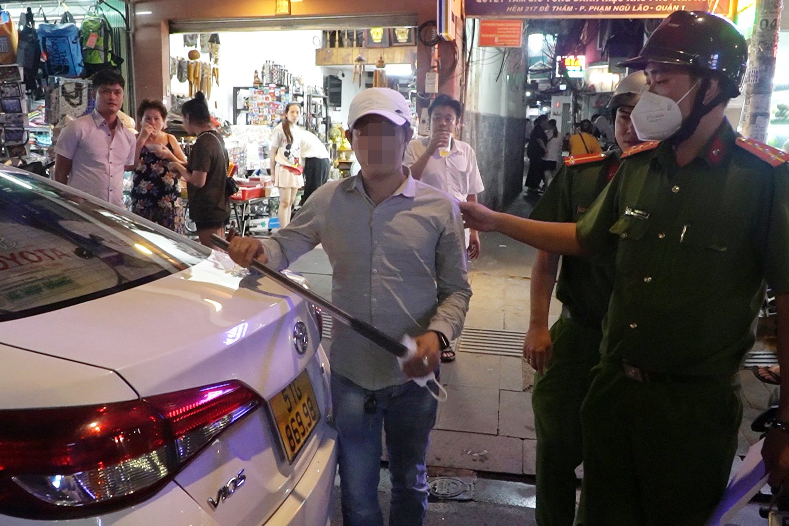 Kiem tra taxi du o TP.HCM, phat hien nhieu tuyp sat, gay go trong cop hinh anh