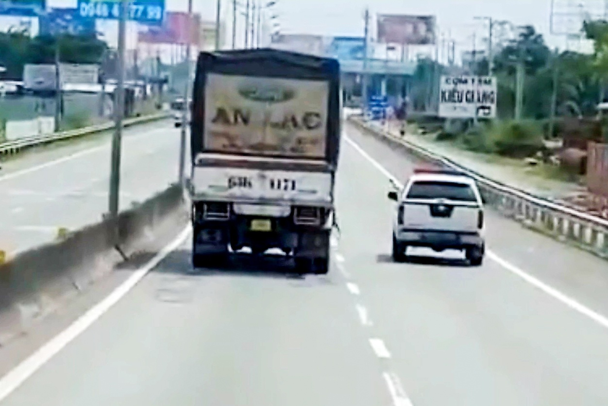 Xu phat tai xe 'chong doi' CSGT tren cao toc 10 trieu dong hinh anh