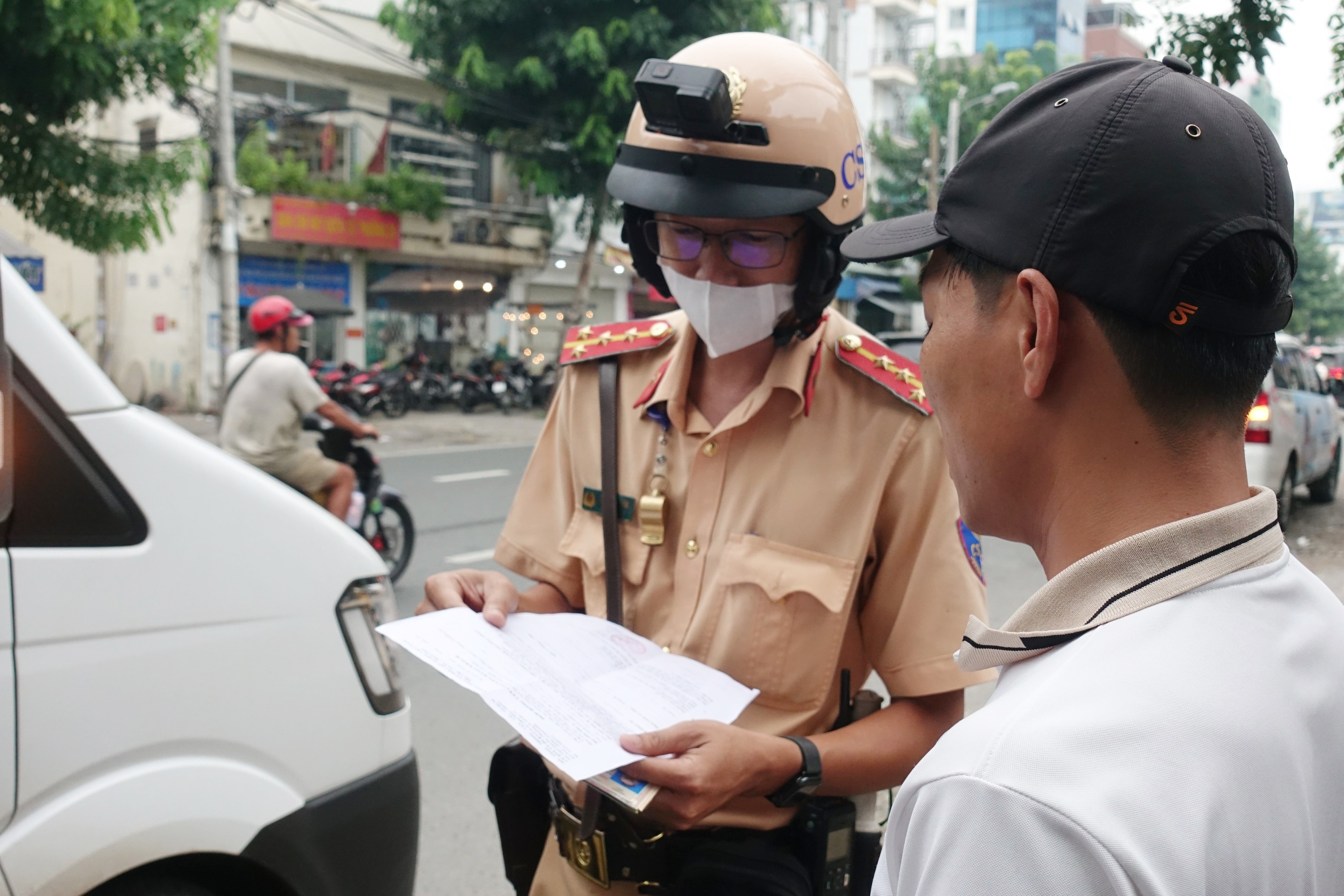 Xe khong co hop dong van chuyen khach, tai xe bi CSGT TP.HCM xu phat hinh anh