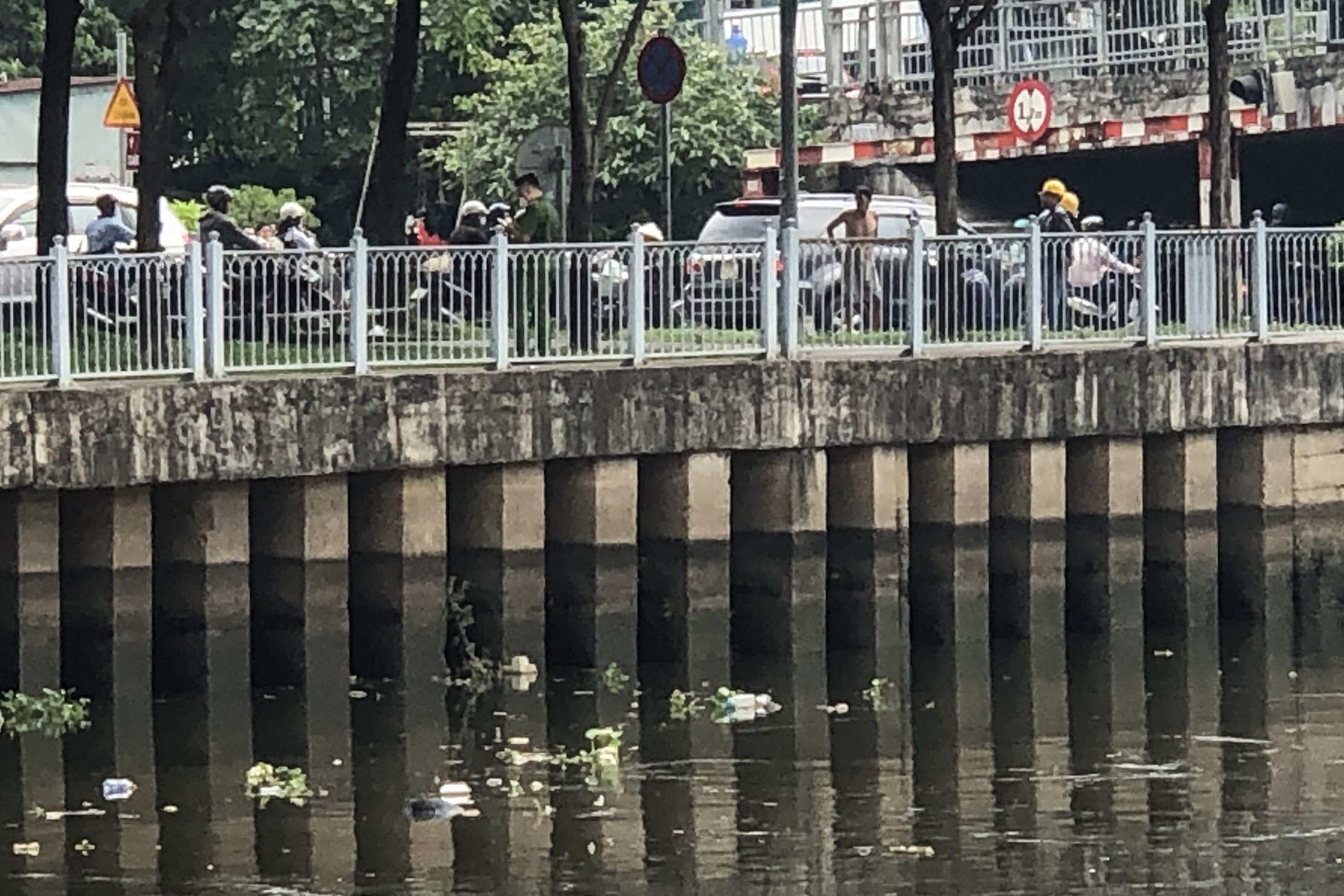 Thi the nguoi dan ong noi tren kenh Nhieu Loc - Thi Nghe hinh anh