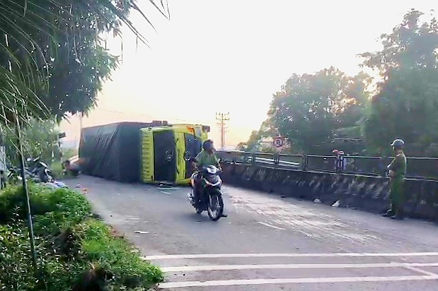 Xe tai lat chan ngang quoc lo, duong ve mien Tay un tac hinh anh