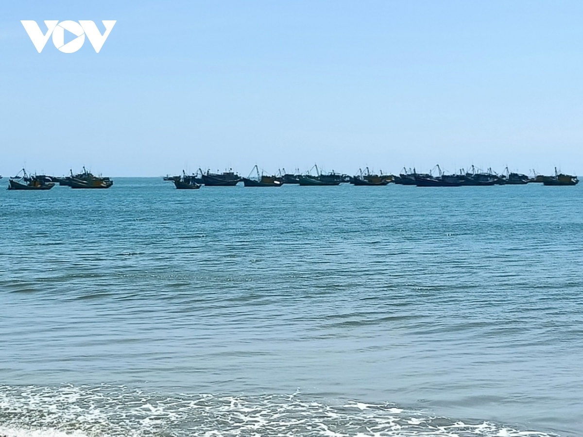 thuyen vien nhay xuong bien anh 1