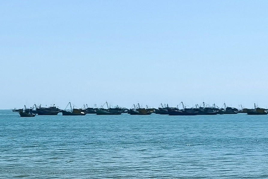 Tau ca bi dam chim, 8 thuyen vien nhay xuong bien hinh anh