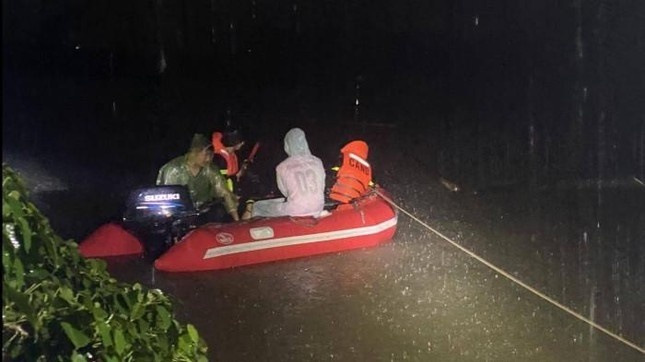 duoi nuoc khi bat ca anh 1