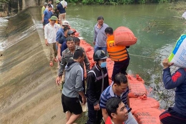 Ngan dong chay, ra tung vi tri dap tran tim nguoi dan ong duoi nuoc hinh anh