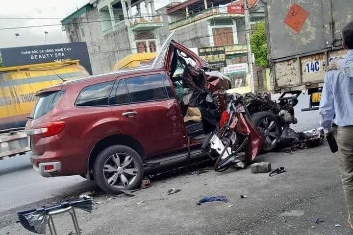 Oto nat dau sau cu huc manh duoi xe tai, tai xe mac ket trong cabin hinh anh