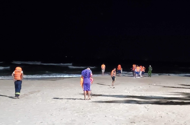 sinh vien bi song cuon anh 1