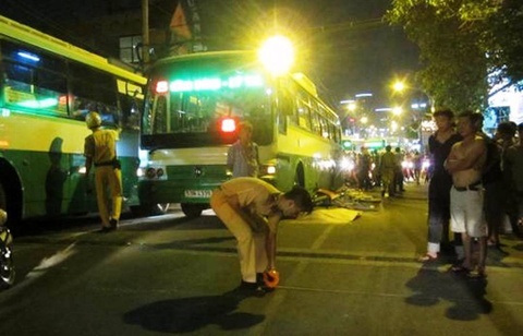 Va cham xe buyt, nguoi dan ong o TP.HCM tu vong hinh anh