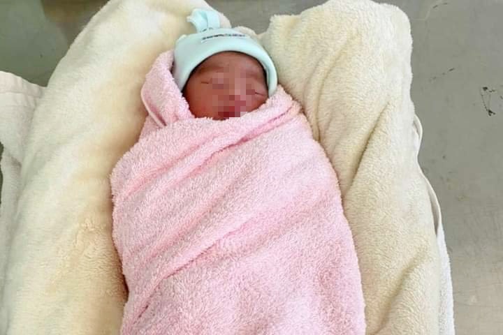 Be trai so sinh bi bo roi tren le duong o TP.HCM hinh anh