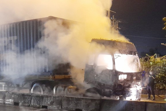 Hoa hoan thieu rui xe container tren quoc lo 1 hinh anh