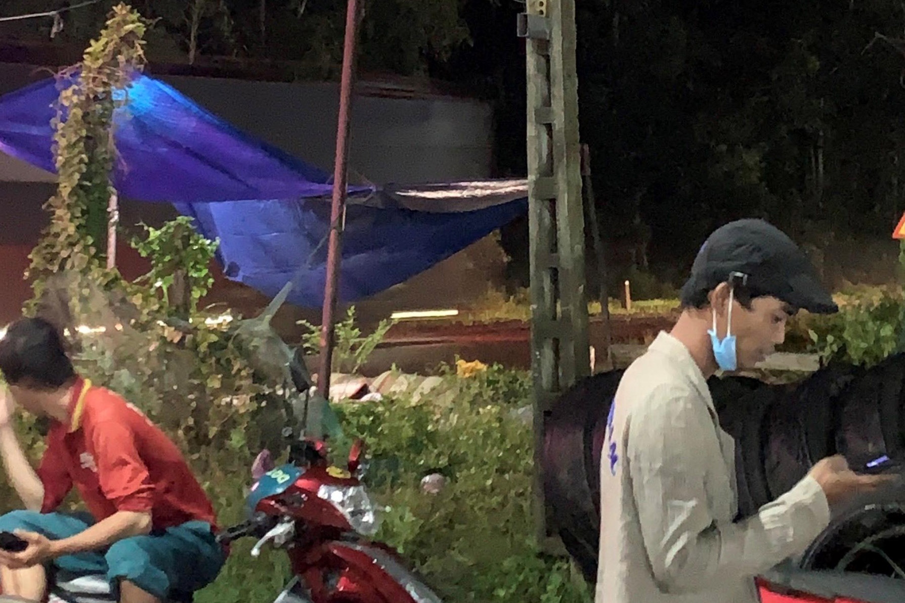 Thi the 3 me con bi xe tai can chet nam duoi mua lanh cho nguoi than hinh anh