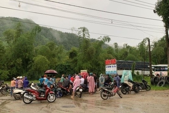 Xe tai lui can chet 3 nguoi o Phu Yen hinh anh