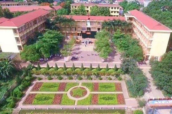 Nu sinh tu vong sau tro dua giau giay cua ban hinh anh