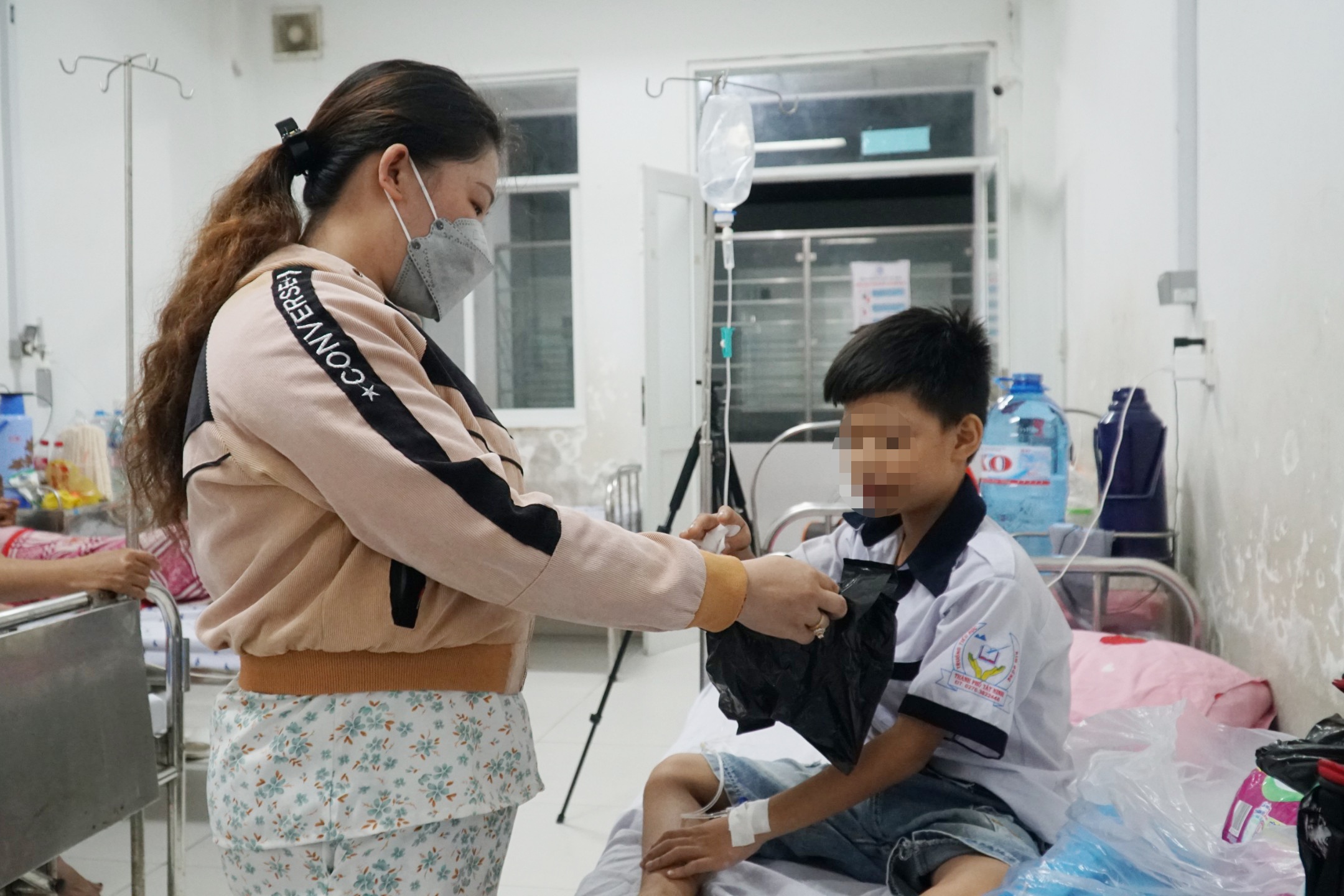 Hang loat hoc sinh nhap vien sau khi an com cuon o cong truong hinh anh