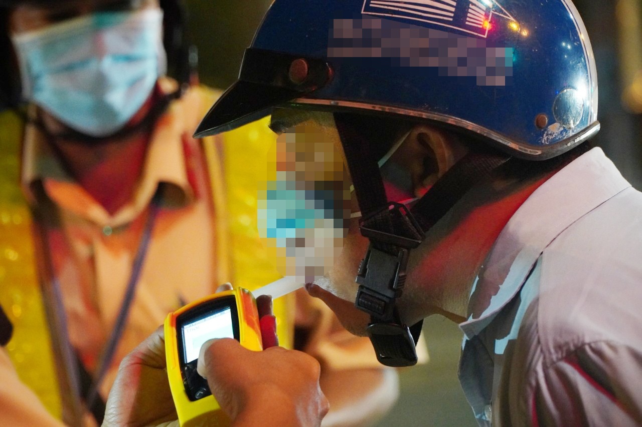 Uong 4 lon bia, tai xe o TP.HCM bi CSGT phat kich khung hinh anh