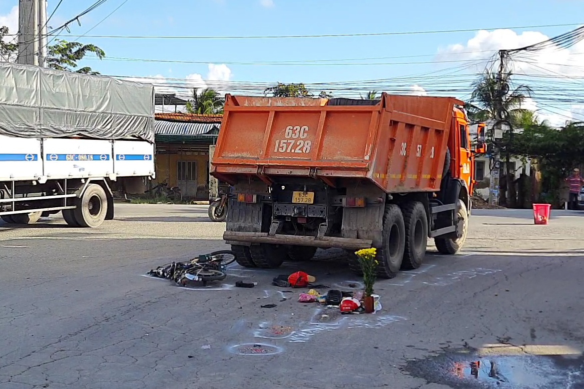 Nguoi phu nu thiet mang khi va cham xe ben o Tien Giang hinh anh