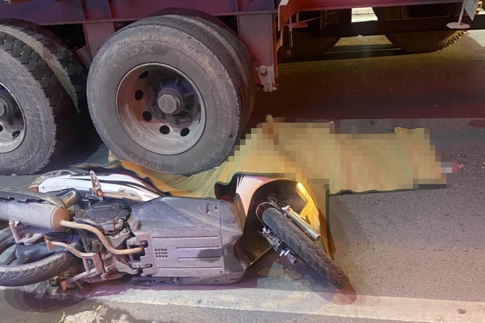 Nguoi dan ong tu vong sau cu va cham xe container o TP.HCM hinh anh