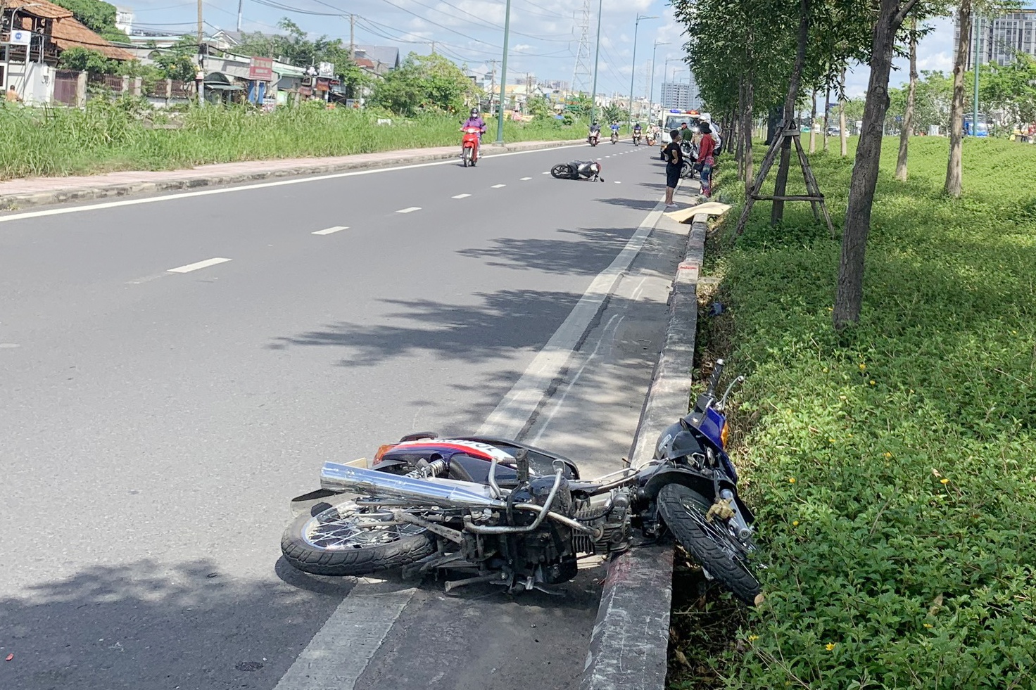 Nam thanh nien thiet mang sau va cham giua 2 xe may o TP.HCM hinh anh