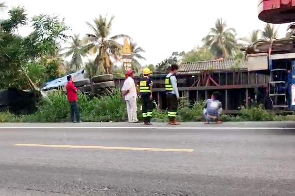 xe container lat anh 1