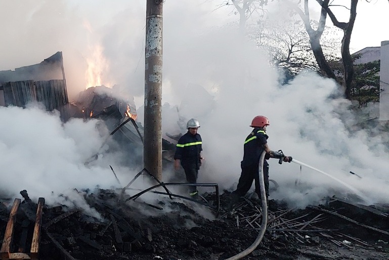 Cuu 6 nguoi thoat khoi dam chay o TP.HCM hinh anh