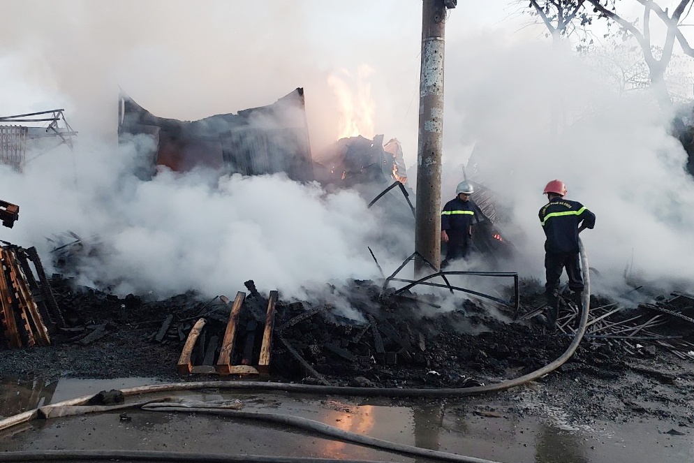 chay nha xuong anh 1