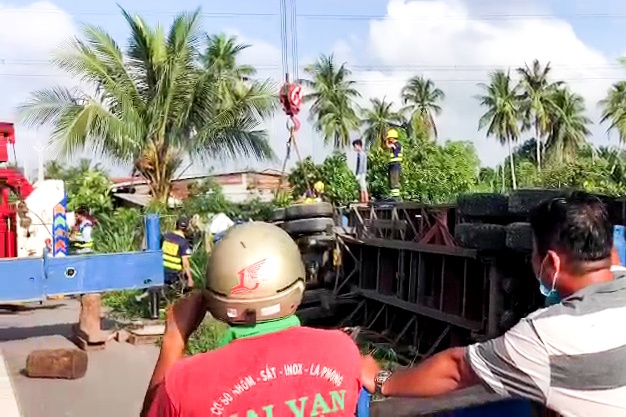 Xe container lat ngang ven duong, hang chuc ho dan mat dien hinh anh