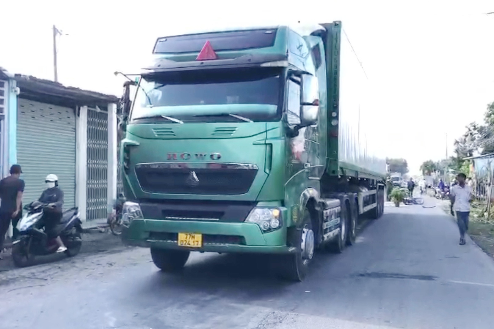 Nam thanh nien thiet mang khi va cham xe dau keo tren tinh lo hinh anh