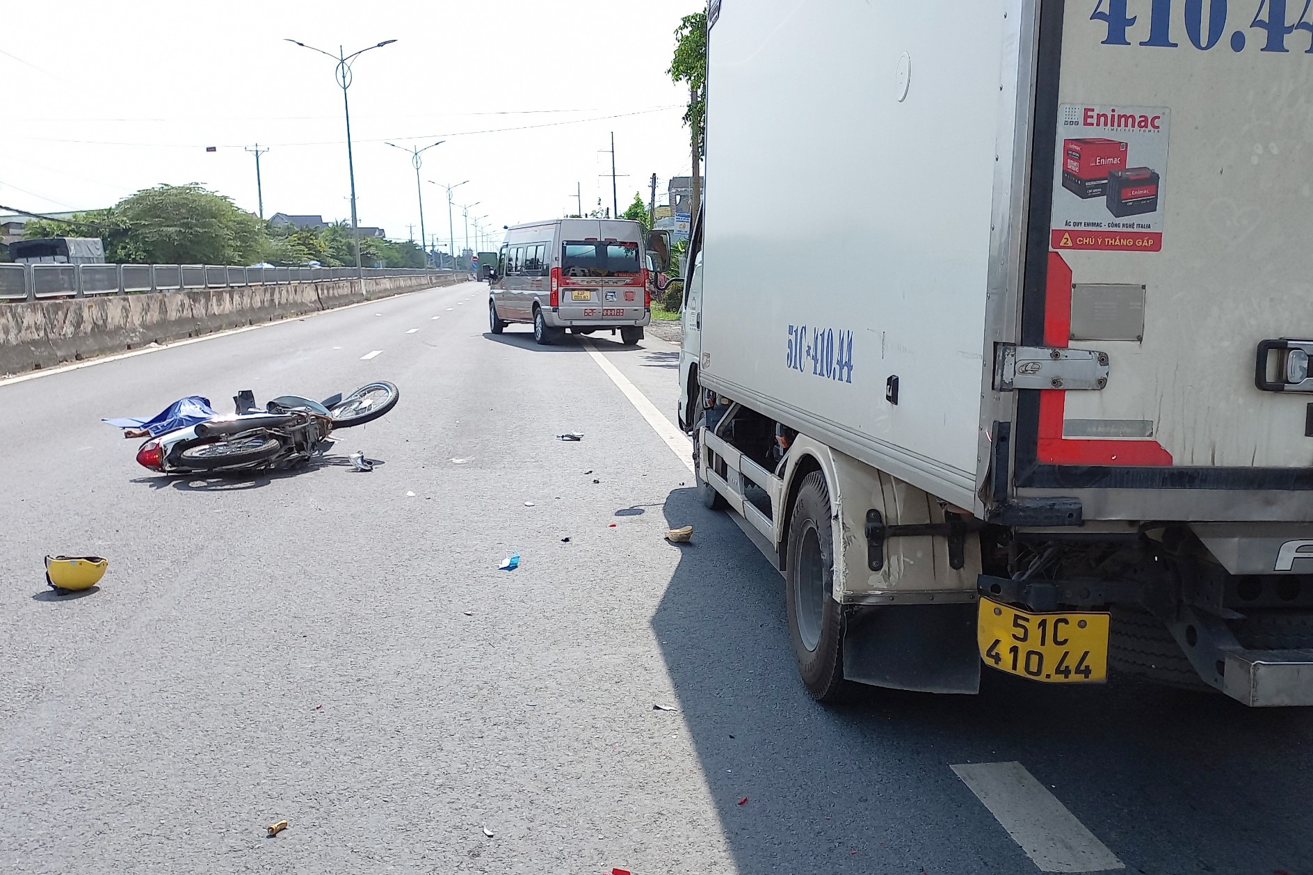 Nam thanh nien tu vong sau cu tong vao duoi xe tai hinh anh