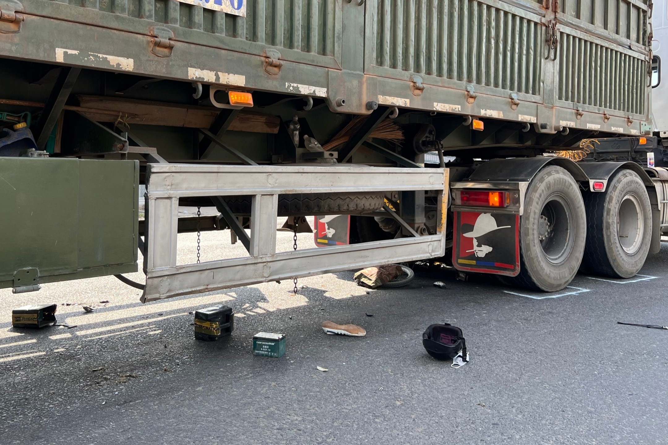 Nam sinh lop 11 thiet mang sau cu va cham xe container hinh anh