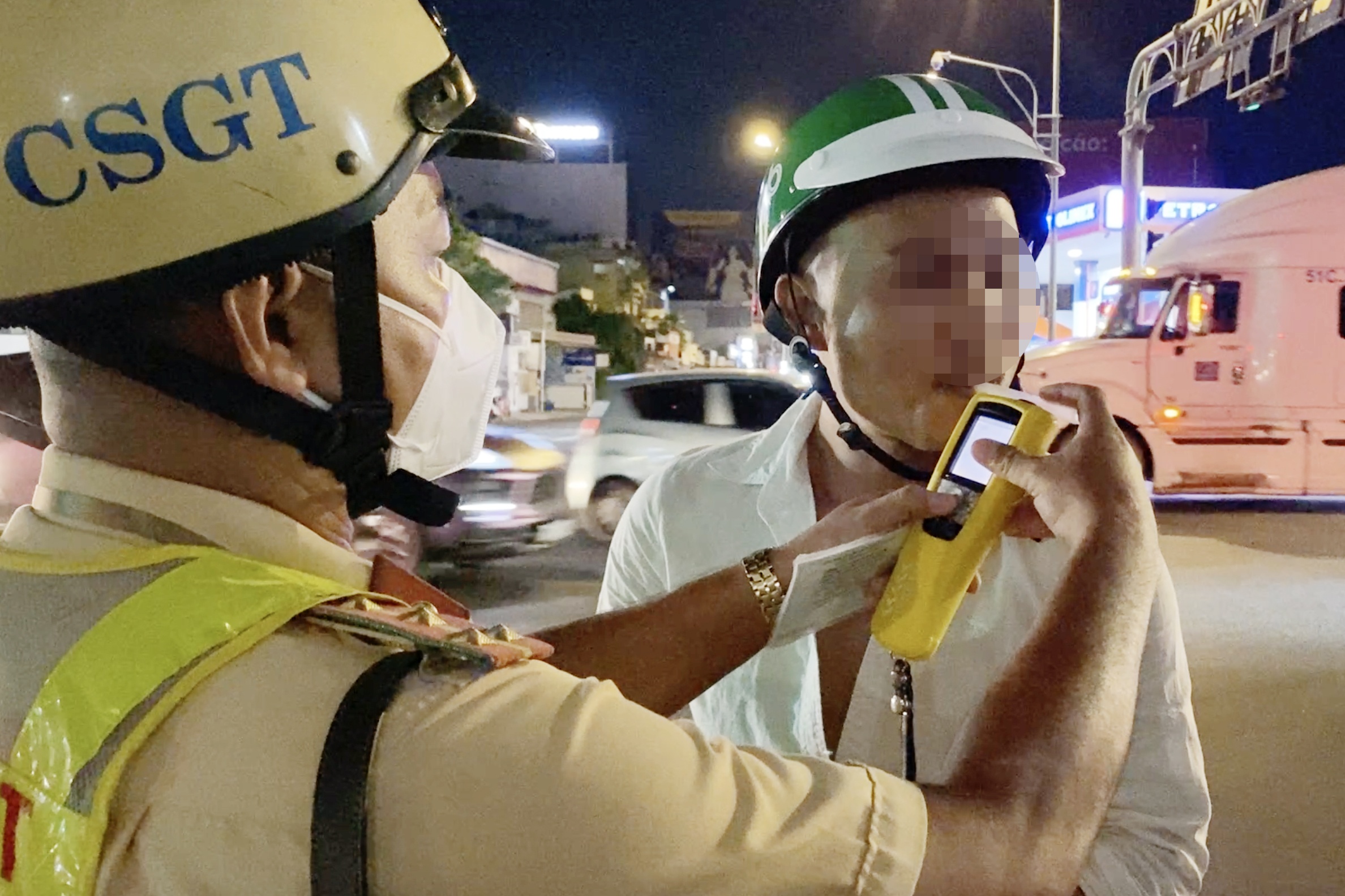 Bi phat 7 trieu, tai xe xe om cong nghe noi 'Toi dieng nguoi' hinh anh