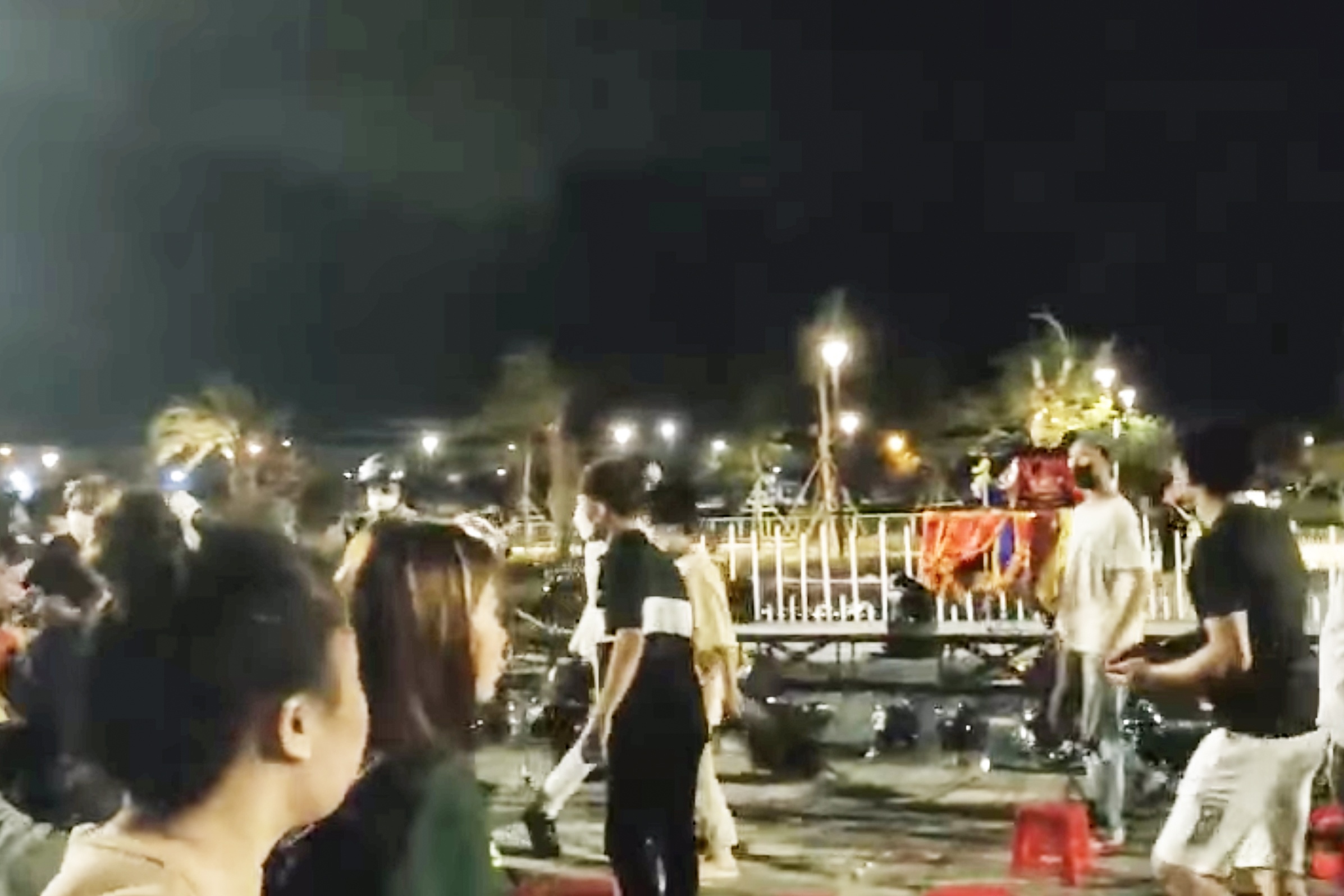 Nguyen nhan sap dan den san khau nhac nuoc o Binh Duong hinh anh