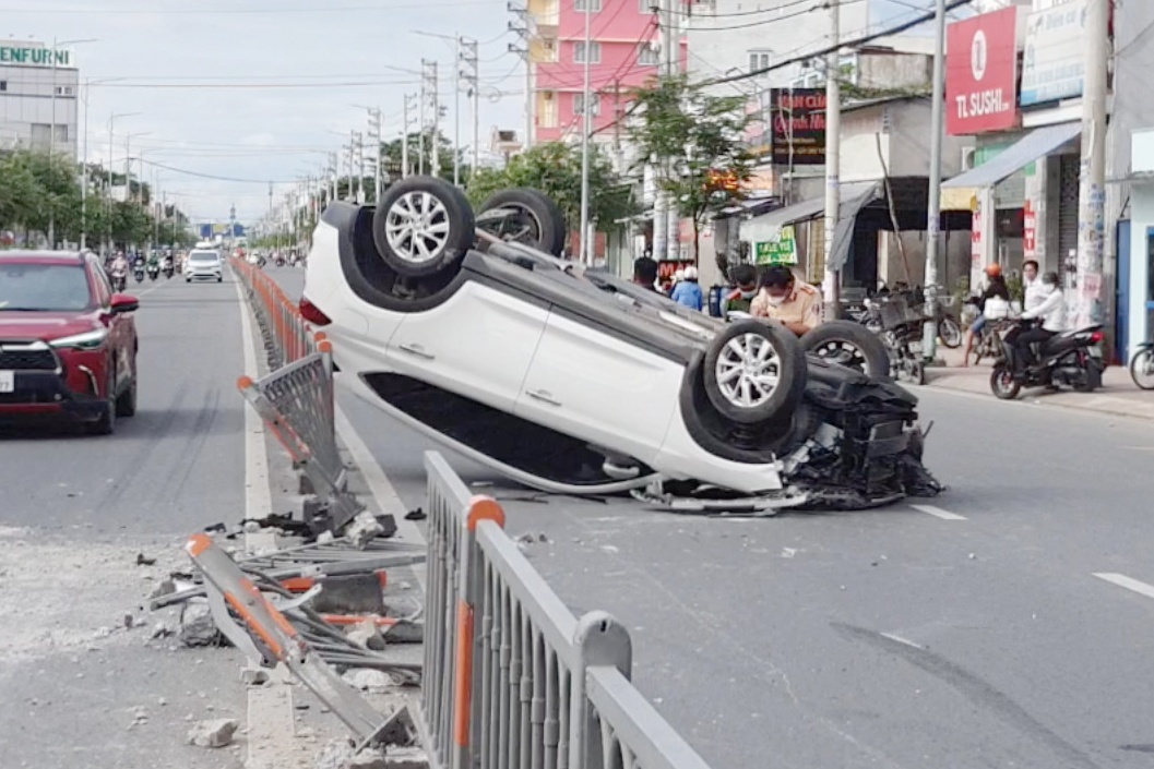 Oto 5 cho lat ngua sau tai nan o TP.HCM hinh anh