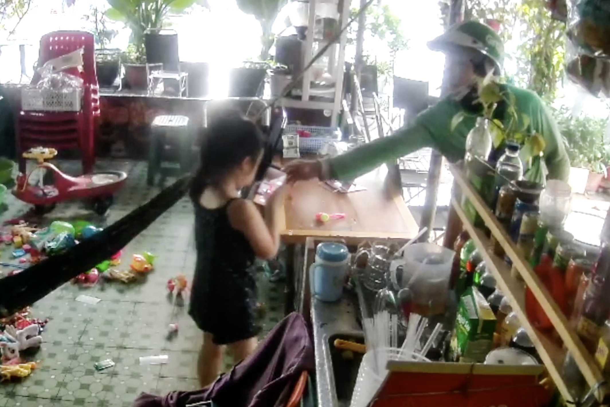 Nguoi mac ao xe om cong nghe lua lay dien thoai cua be gai o TP.HCM hinh anh