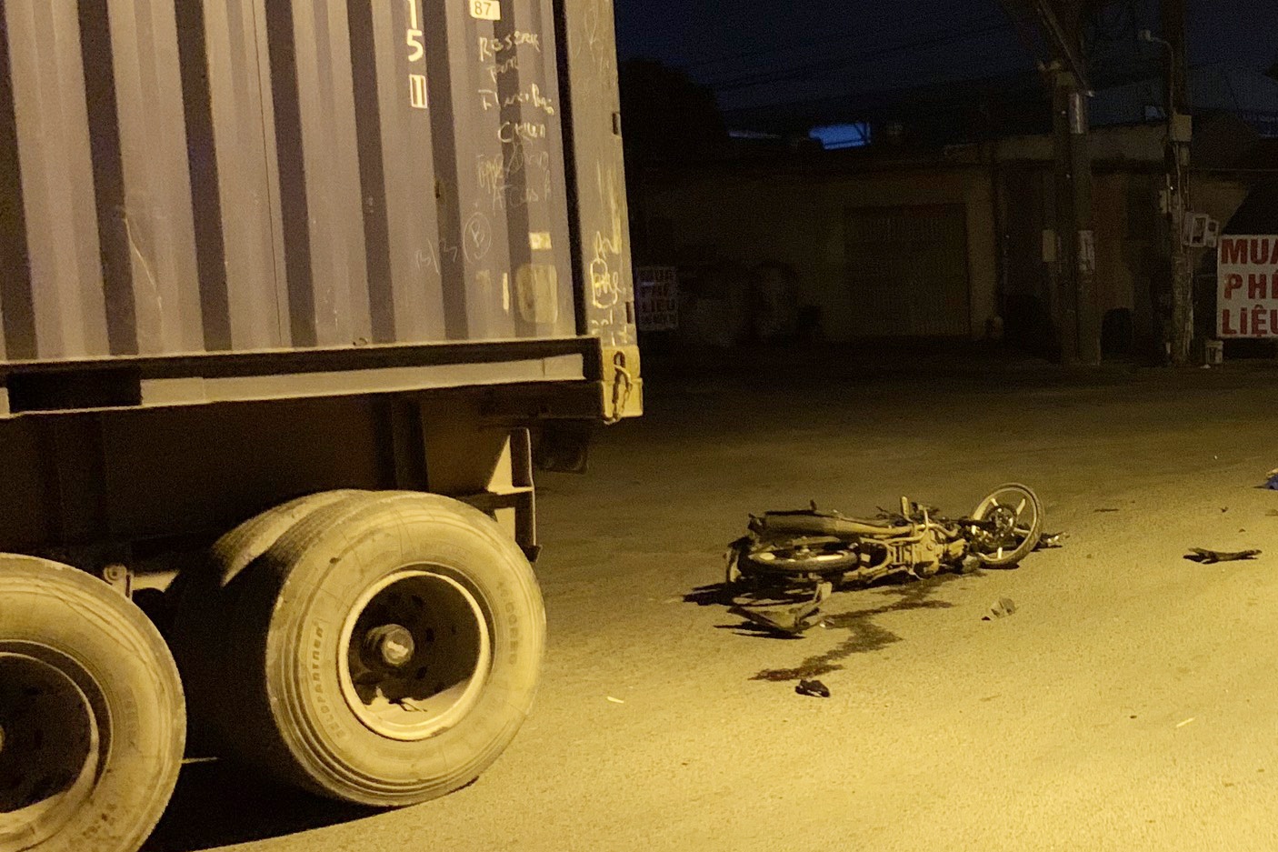 Va cham xe container o TP.HCM, 2 thanh thieu nien thiet mang hinh anh