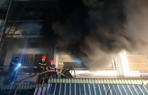 Chay nha 4 tang o TP.HCM luc rang sang hinh anh