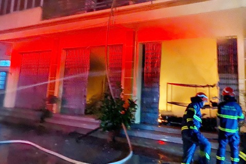 Phong tro o TP.HCM boc chay, doi nam nu thuong vong hinh anh