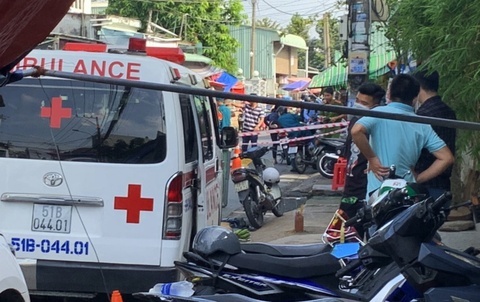 No lon tai cong ty o Long An, cong nhan nuoc ngoai thiet mang hinh anh