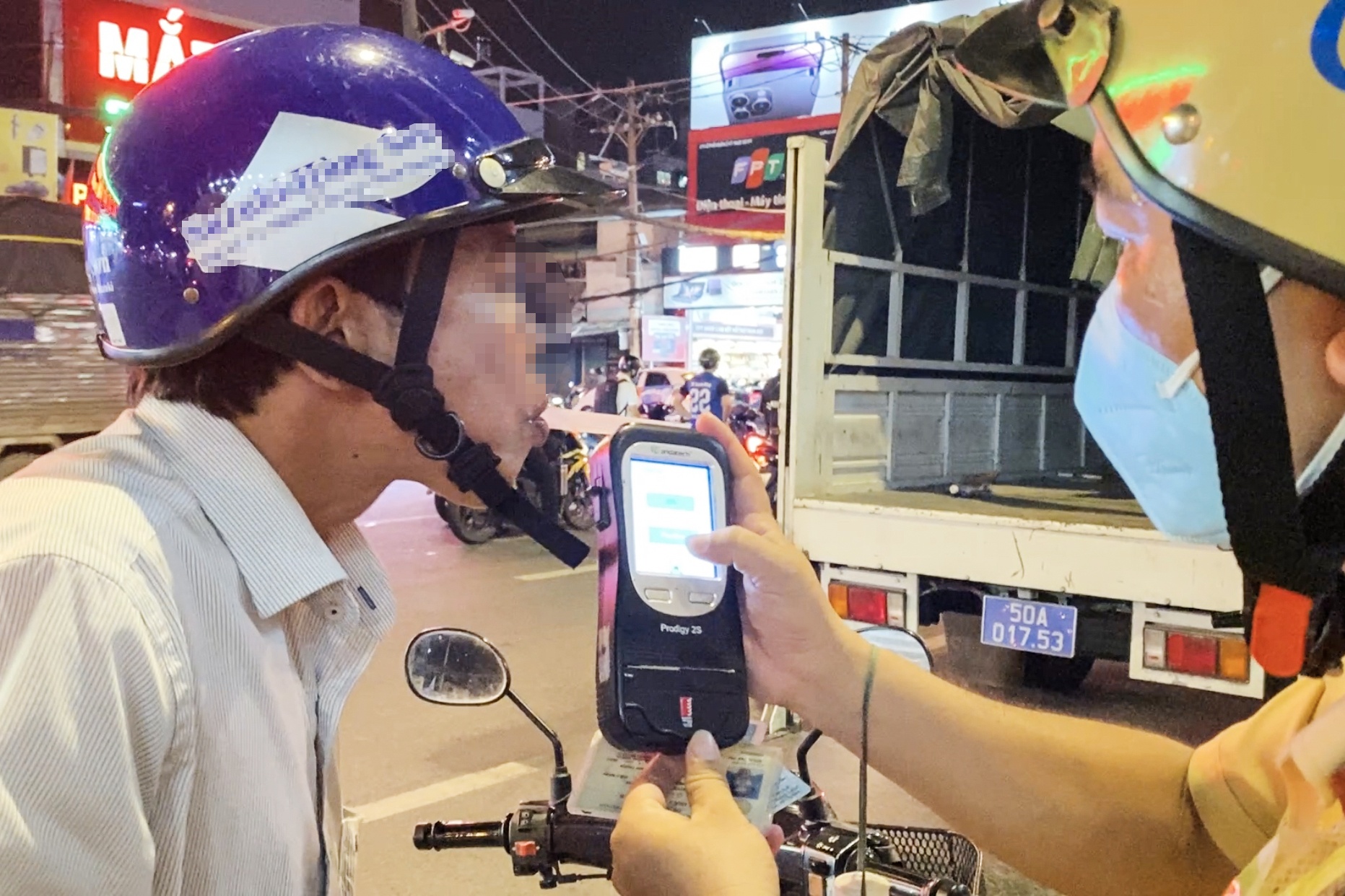 Tai xe lien tuc 'thong chot' CSGT Hang Xanh khi do nong do con hinh anh