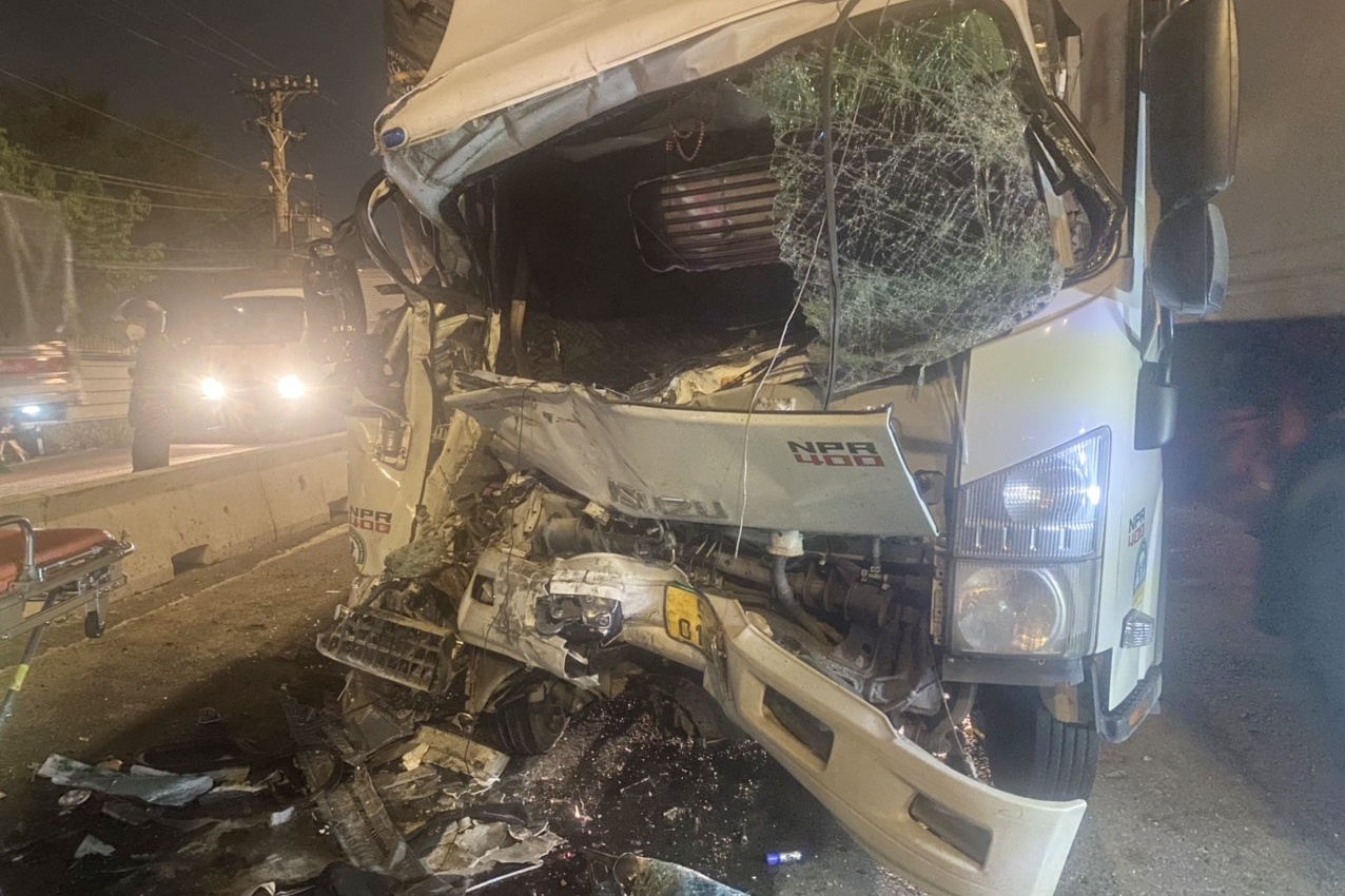 Xe tai va cham xe dau keo o TP.HCM, mot nguoi chet hinh anh