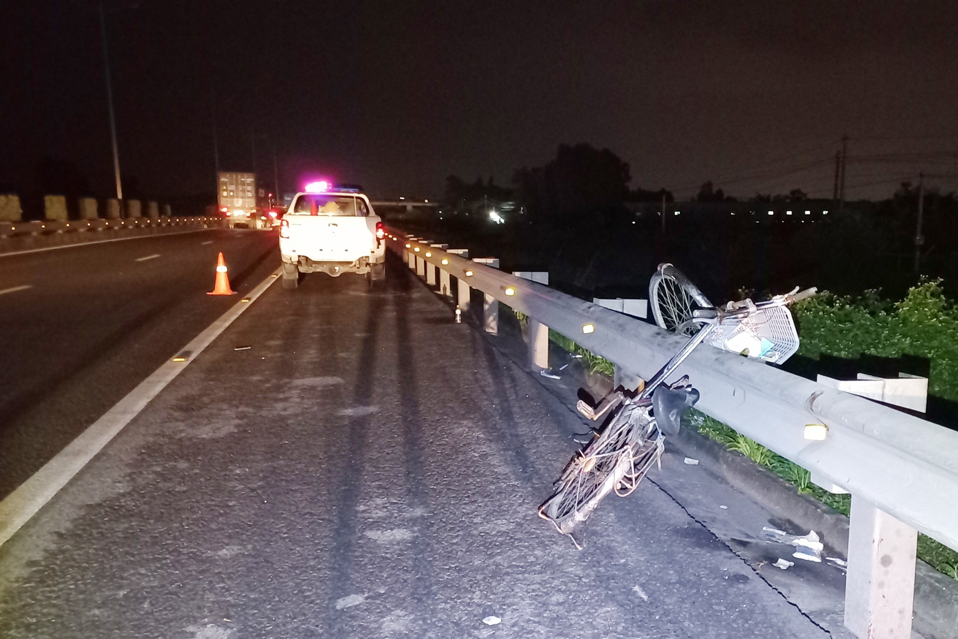 Nguoi dan ong nam bat tinh tren cao toc TP.HCM - Trung Luong hinh anh